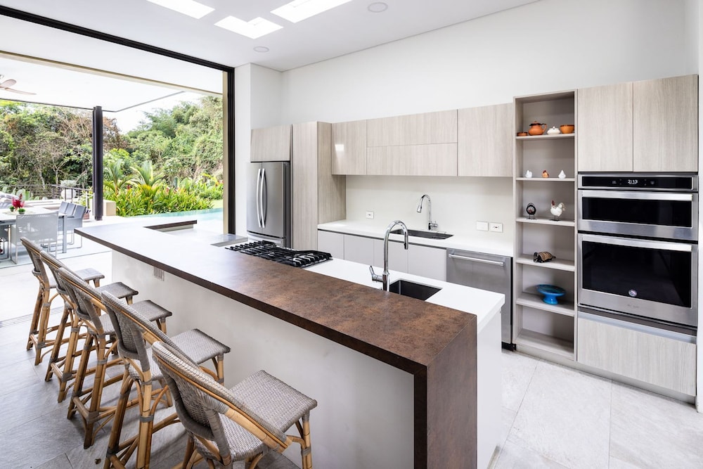 w Mind-blowing 4BR Villa w Pool at Mesa de Yeguas