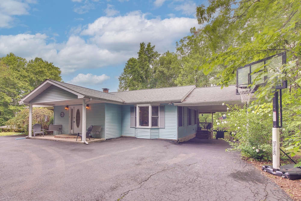 Family Home w/ Game Room! 1 Mi to Dale Hollow Lake