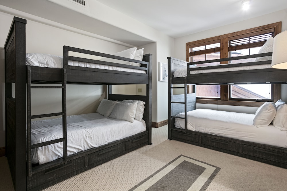 Grand Lodge - Three Bedroom #401 - Ski-in/ski-out 3 Condo