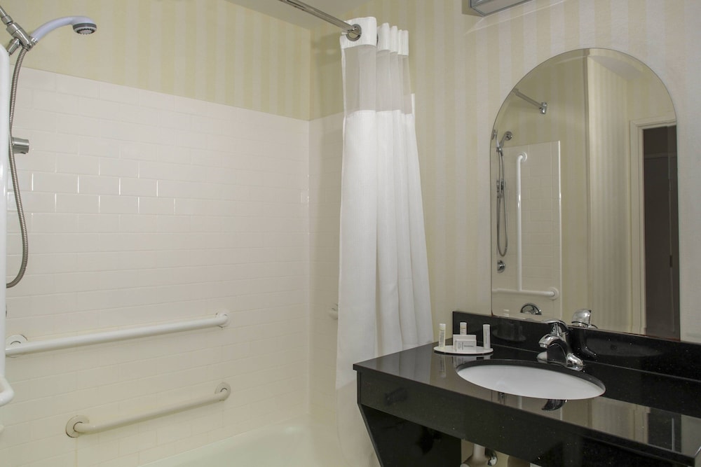 Milledgeville Vacations - Fairfield Inn  Suites Milledgeville - Property Image 13