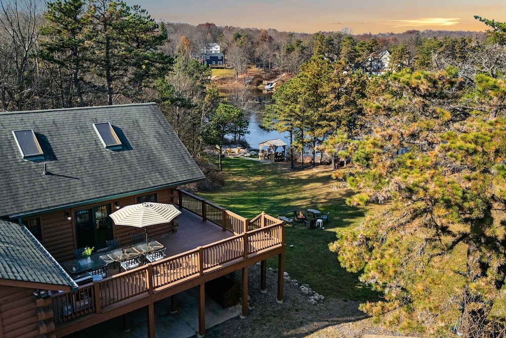 Deer Haven Cabin by Avantstay Waterfront Dock Firepit