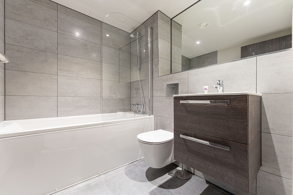 Luxury 2-bedroom Apartment in St Martin s Place BMH