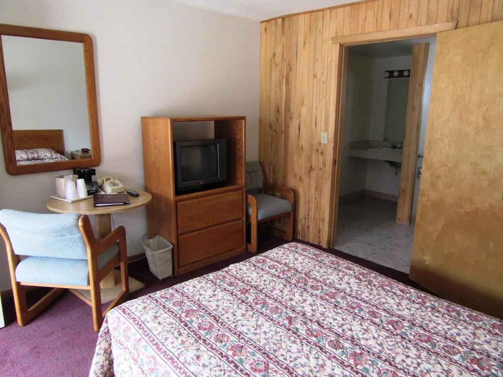 Traveler's Lodge view 3