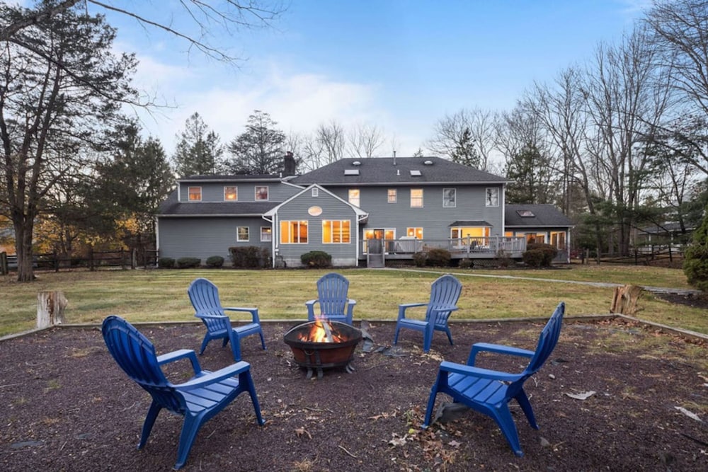 Peaceful Mini Mansion Sleeps 18