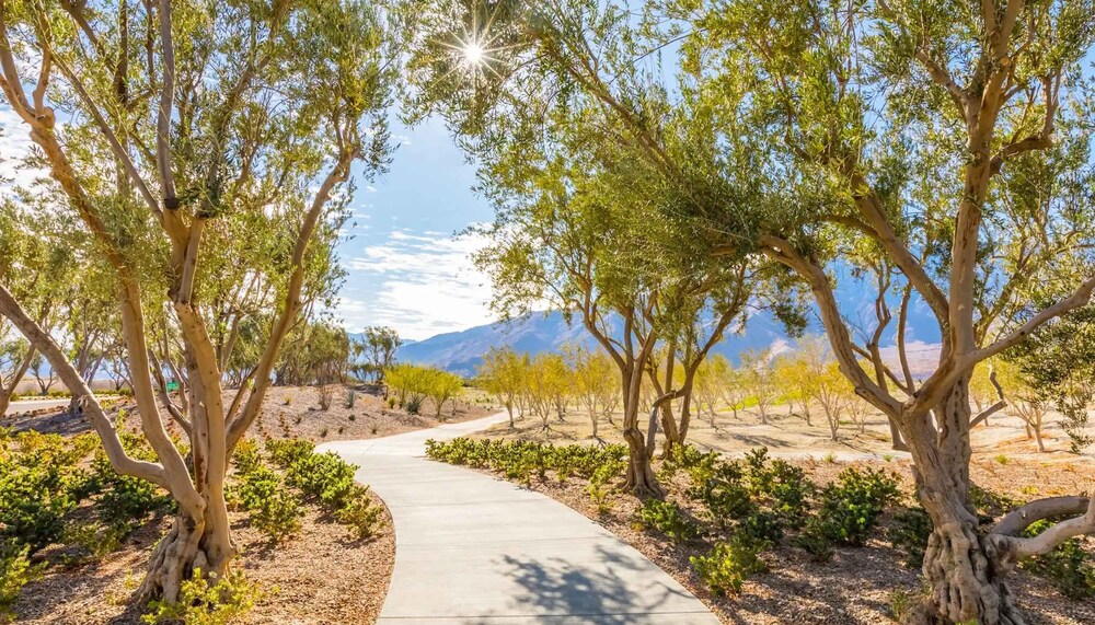 Modern Miralon - Sophisticated Retreat for Up To 5 w/ Resort Amenities