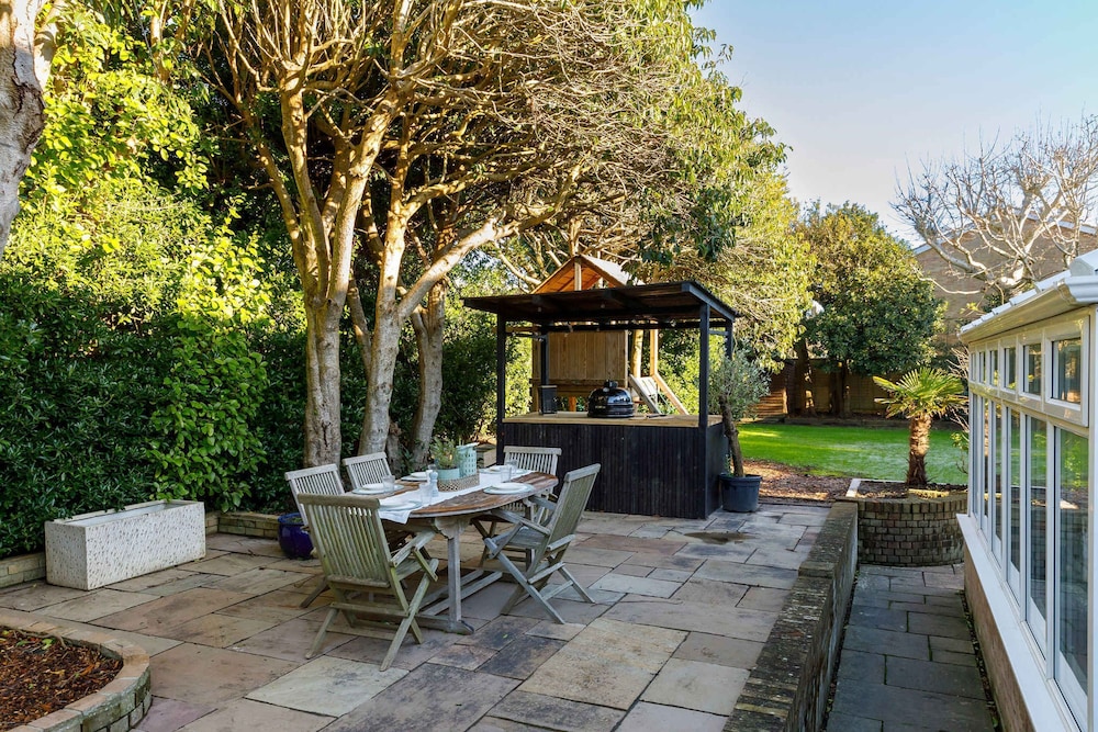 Stylish 4 Bed Home Close to Beach