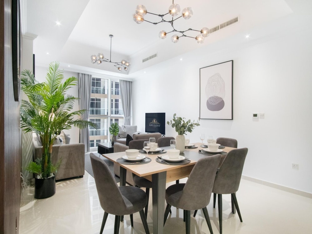 Luxe Apartments Near Dubai Mall, Burj Khalifa - Pool, Gym, & Parking