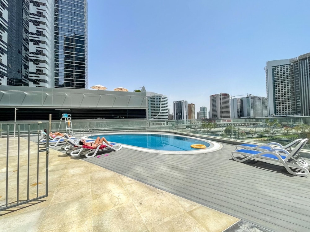 Luxe Apartments Near Dubai Mall, Burj Khalifa - Pool, Gym, & Parking