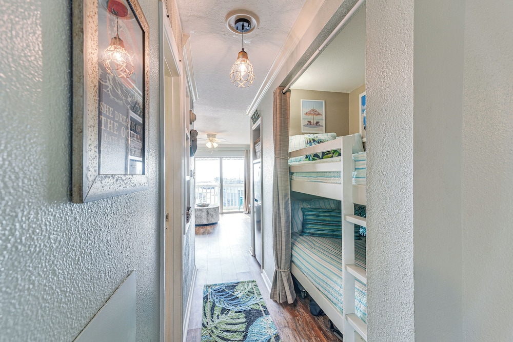 Pool & Hot Tub Access: Beachside Galveston Condo!