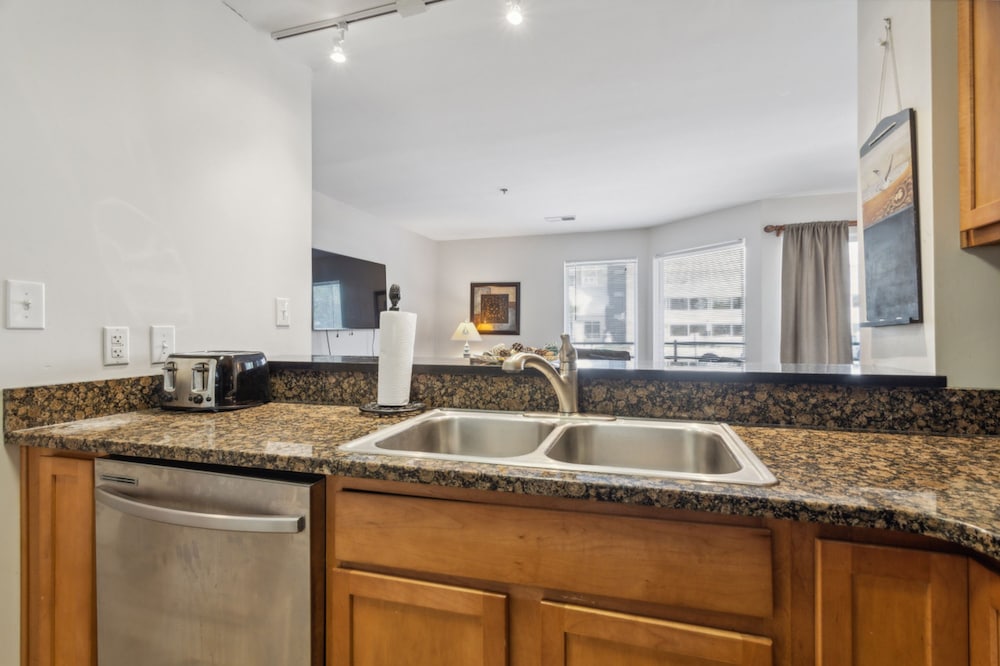 Shore to Please Condo With Pool Views of Beach view 4