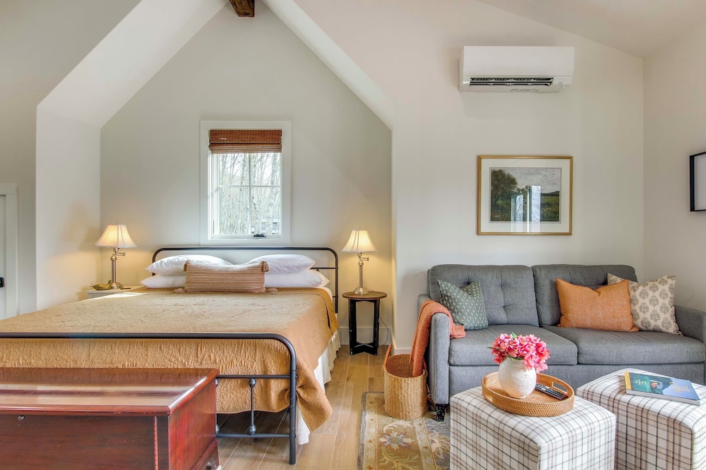 Modern Mountain-view Gem w/ Deck in Glenville