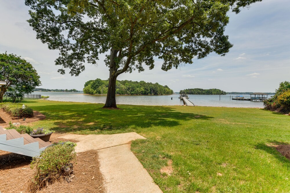 'island Point Cottage' on Lake Norman With Porch! view 5