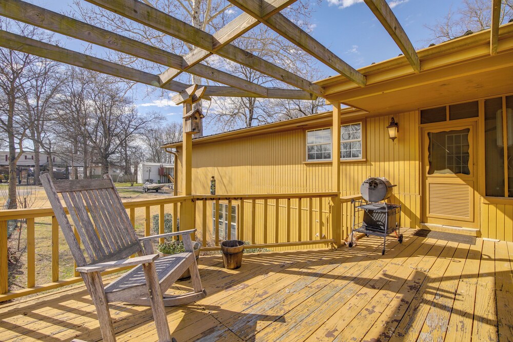 Deck & Fire Pit! Cabin Half-mi to Tunica Lake