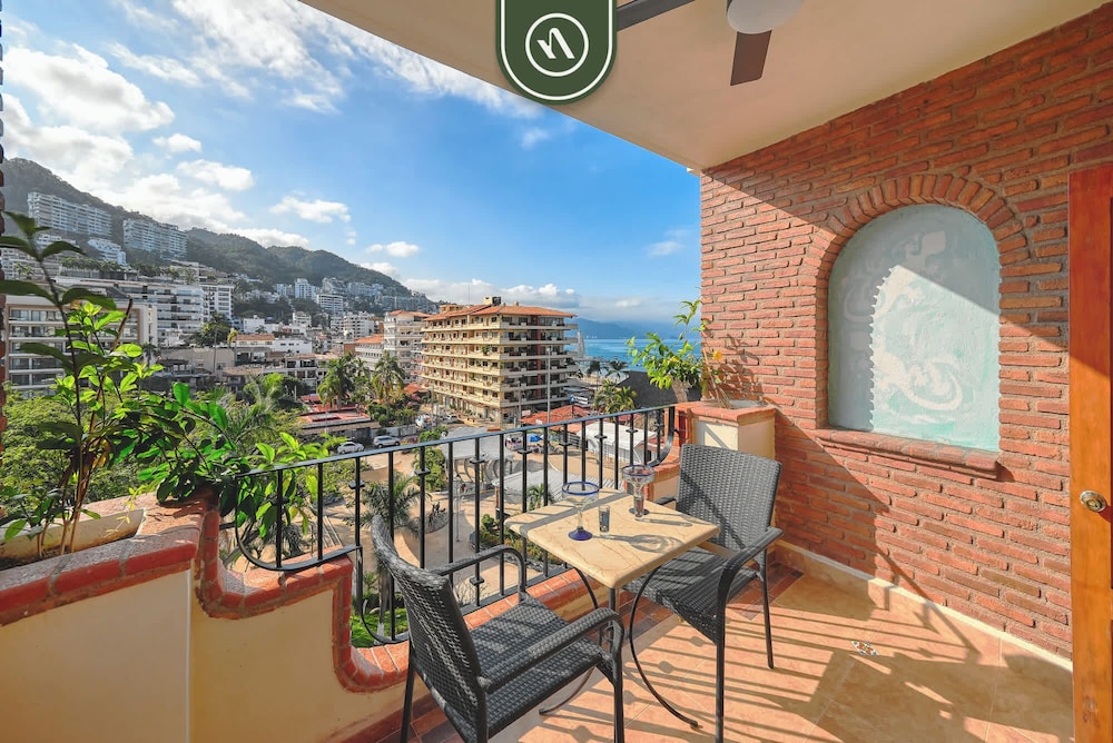 Ocean View 1Br Condo-balcony-beach-pool - 606