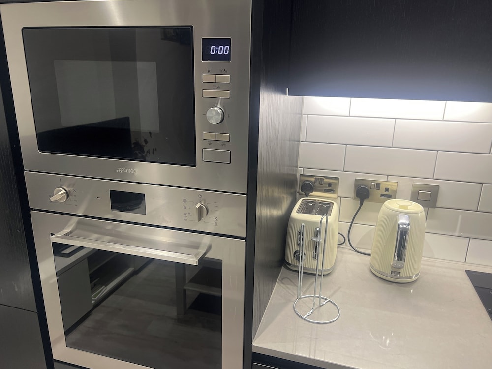 Luxurious 1-bed Apartment in London view 2
