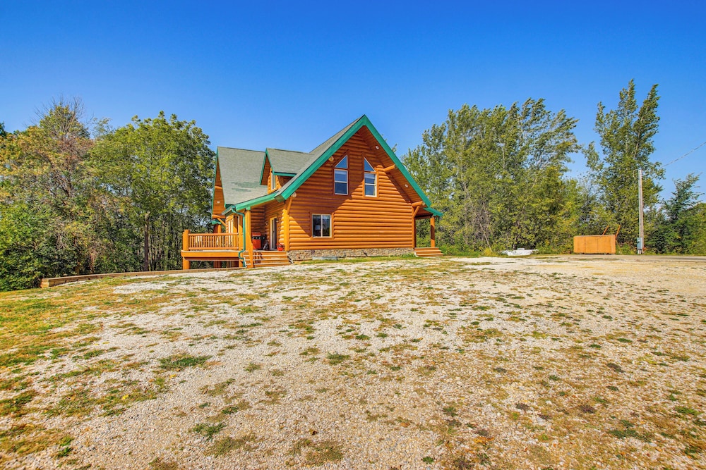 Secluded Iowa Home Near Hiking & Fishing!