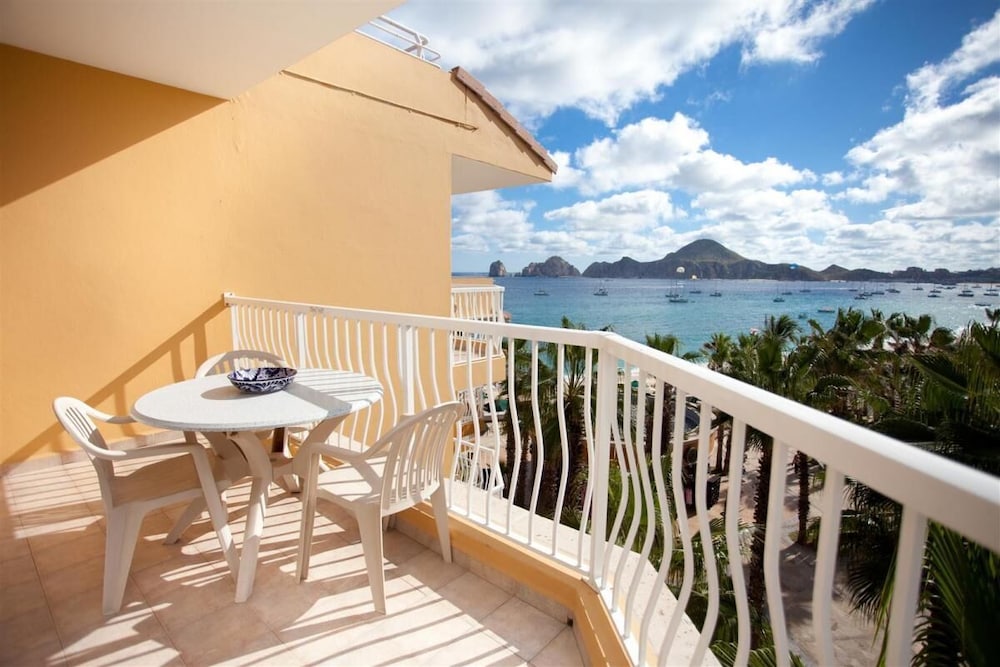 Deluxe Condo at Villa Del Palmar
