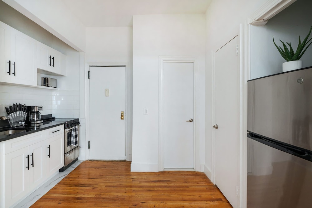 444-1a Beautiful 1BR Midtown West