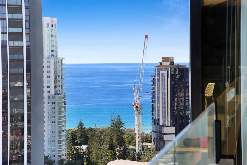 Elegant 2-bed Broadbeach Hotel With Ocean View