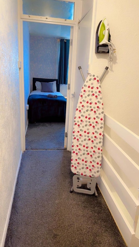 Smethwick - House - Sleeps 8 - Parking