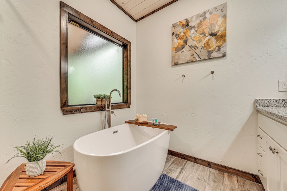 Modern, Luxe Cabin in Broken Bow w/ Hot Tub!
