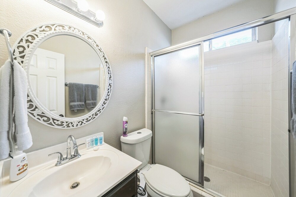 Modern 4br Gem Chic Comfort In Austin 4 Bedroom Home
