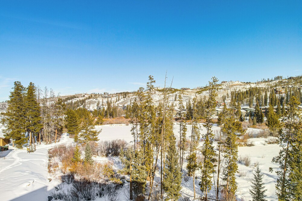 3 Mi to Winter Park Resort: Mtn-view Haven!