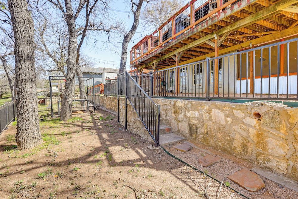 Creekside Cottage w/ Deck & Hot Tub in Belton