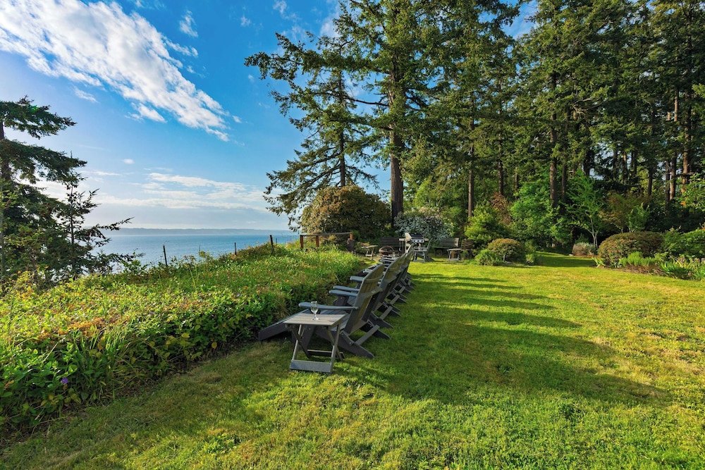 Maxwelton Aerie Bluffside Retreat w/ Sweeping Puget Sound Views + Firepit