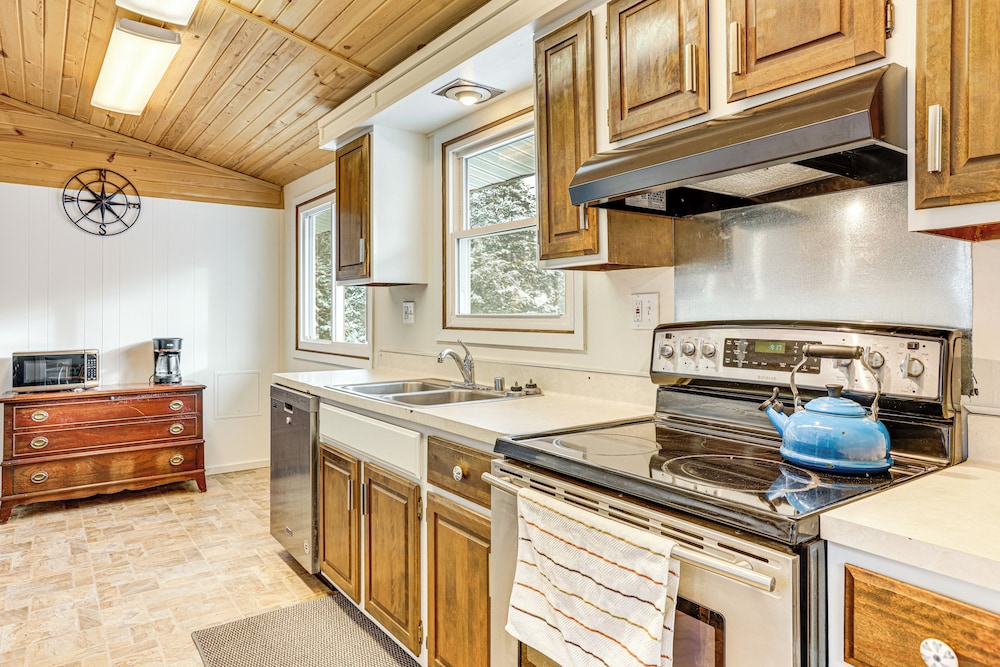 Fire Pit + Yard: Peaceful Northcountry Getaway!