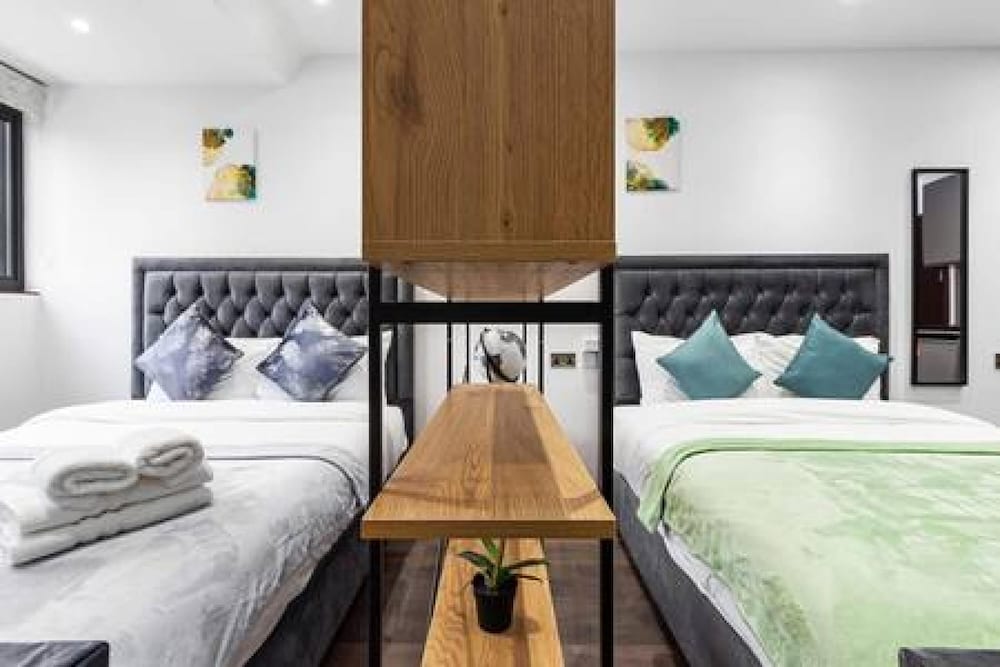 Modern Spacious Suite Sleeps 4 in Central London