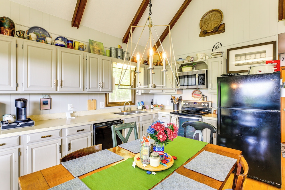 Deck, Fire Pit, Games: Family Escape Near Boone