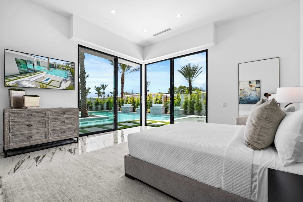 Sleeps 20 Pool, Hot Tub, & Pickleball Stay in Indio Bravo Villa #9