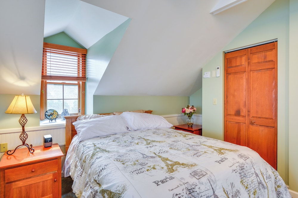 Walk to Marina: Dog-friendly Lake Ontario Studio