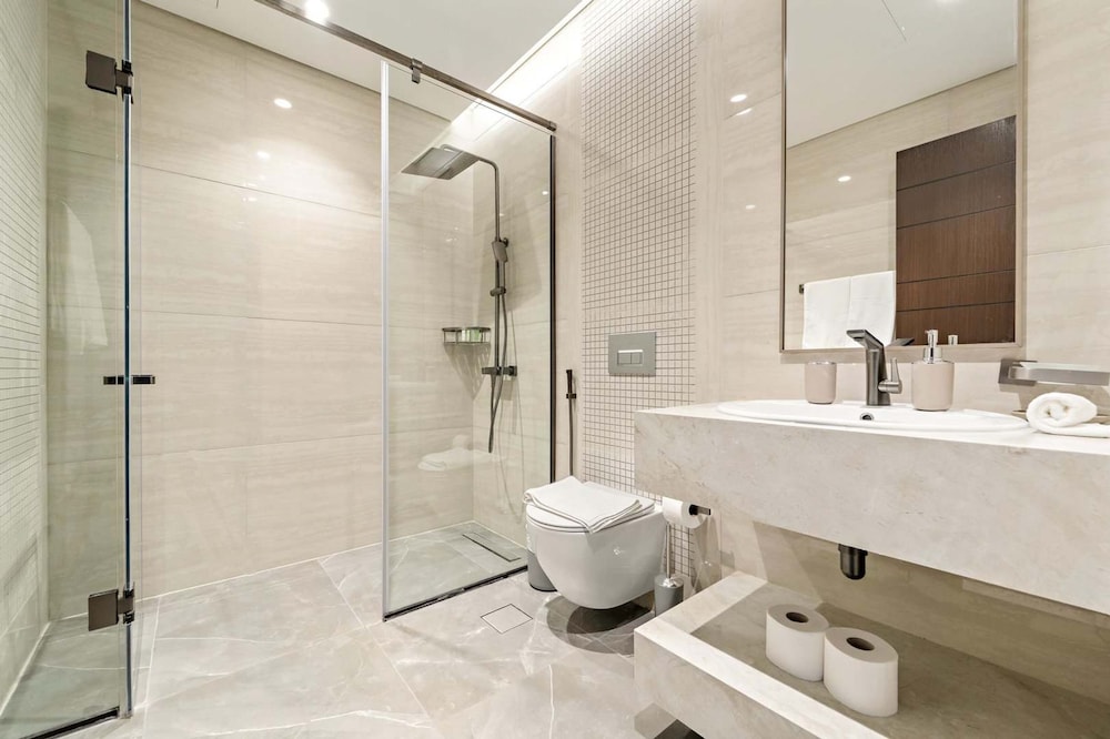 Luxurious Stay in JVC With Rooftop Pool Gym