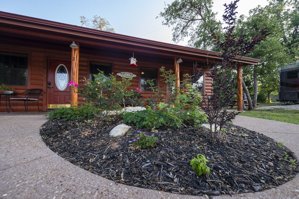 Waco Vacations - Cabin 2 Rental 15 Minutes From Magnolia and Baylor - Property Image 1