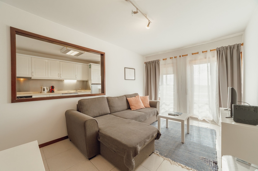 Espinho Modern 3 Bedroom Apartment by Vacationy
