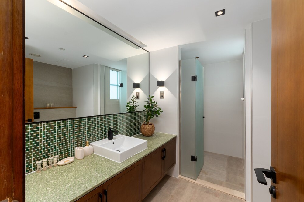 Modern 3BR Maid at the Palm w Pool and Gym