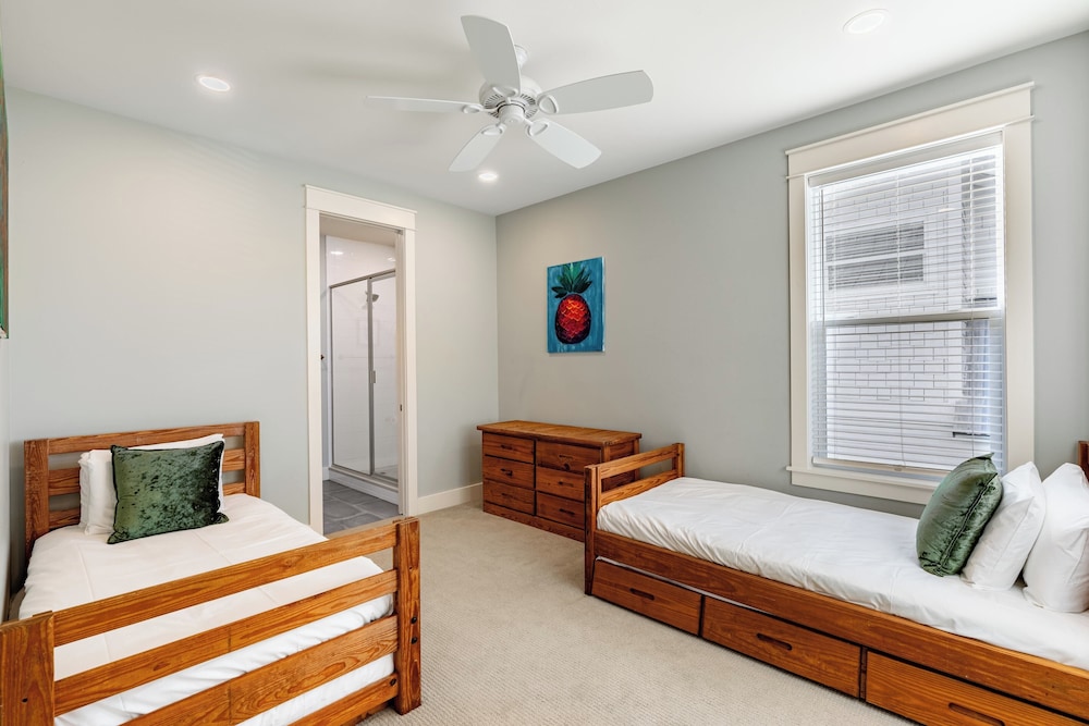 Gulf Coast Gem by Avantstay 3 Blocks to Beach & Town Plaza Community Pool view 4