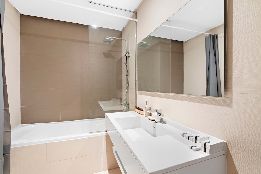 Silkhaus Chic in West Avenue Pool Gym Access