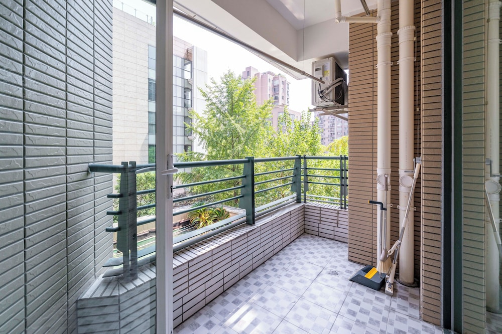 Tyms Stylish 3BR 2BA Apt Xujiahui Shops