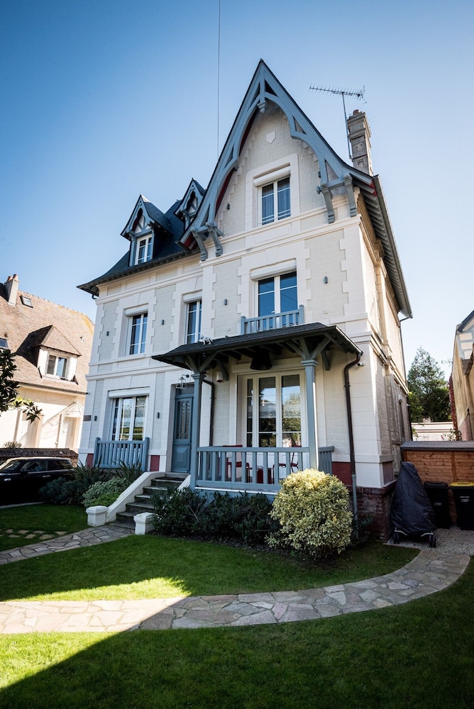 Large Chic Stylish Villa Superb Garden
