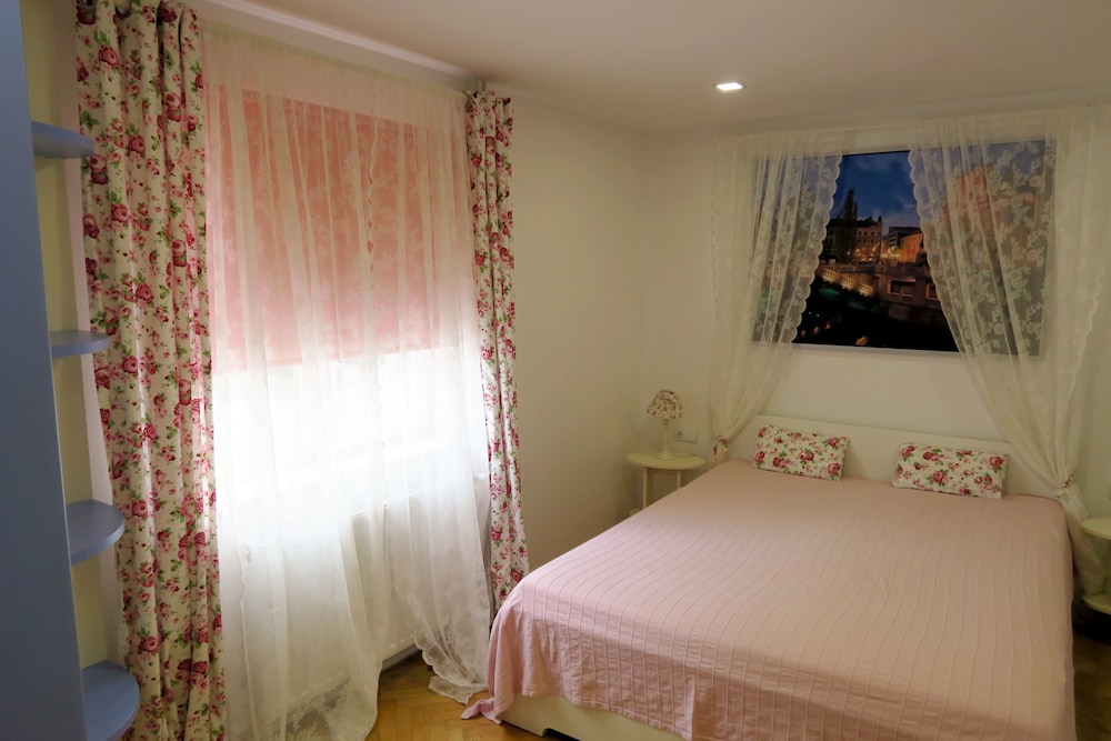 Holiday Rooms & Apartments - Rosy Garden view 3