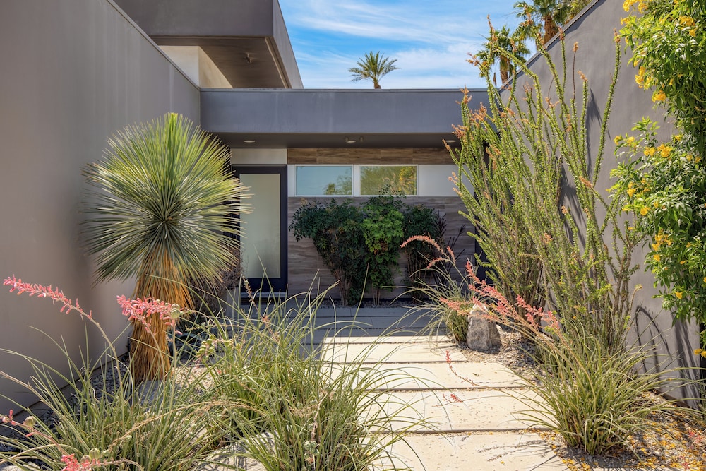 The Polo Villas by AvantStay – Modern Oasis Near Empire Polo Club