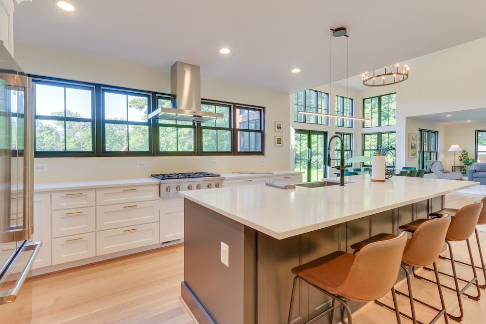 Bright Bluemont Home w/ On-site Pond & Mtn Views! view 3