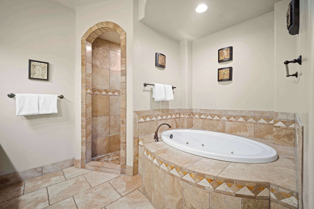 Western Front - Rustic Charm & Comfort