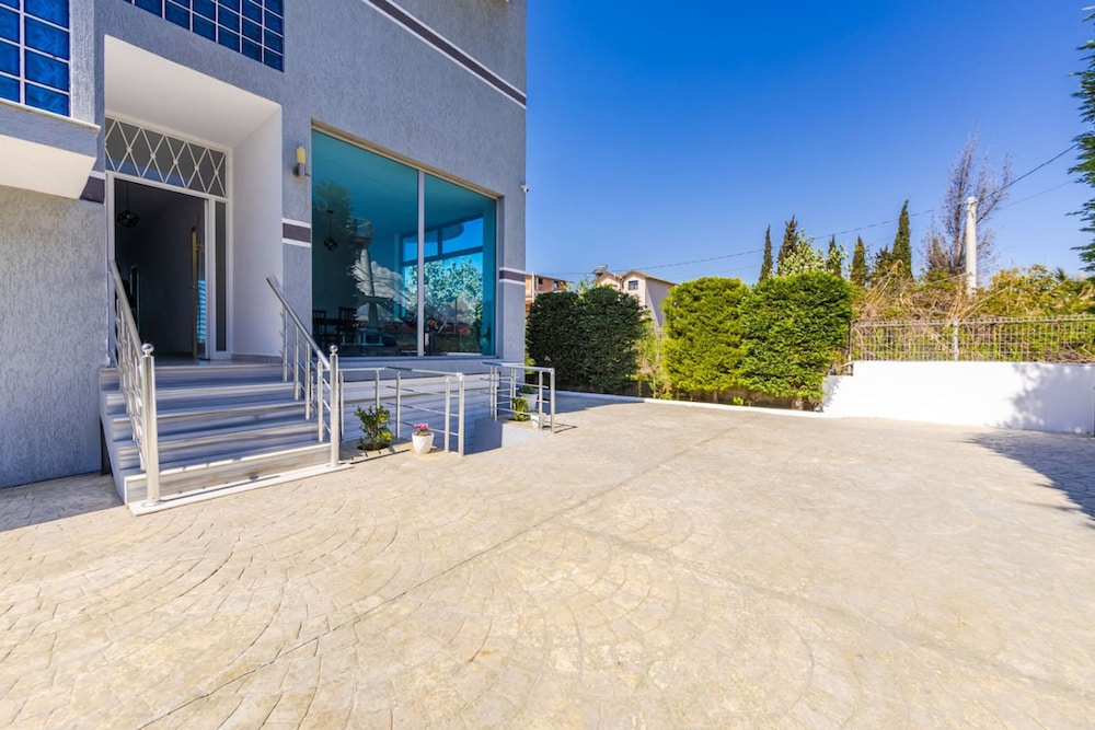 Stylish Studio With Scenic Gardens Golem