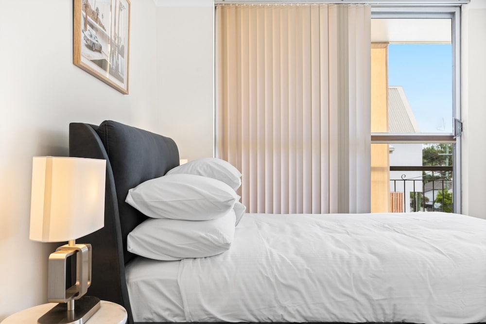 Elegant 2-bed With Balcony by Parks and Amenities