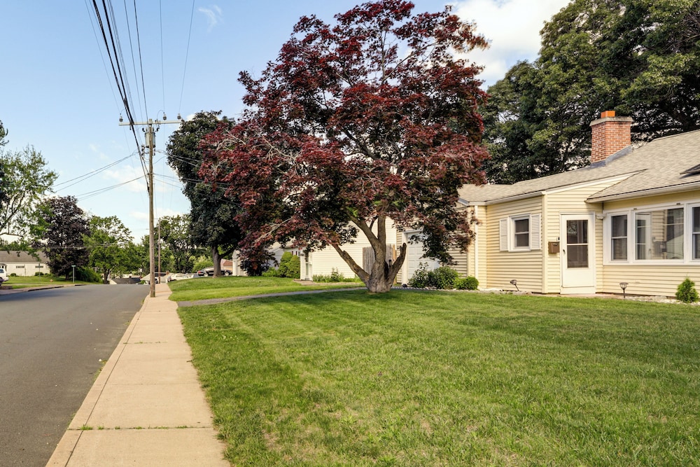 10 Mi to Hartford: Family Home w/ Yard