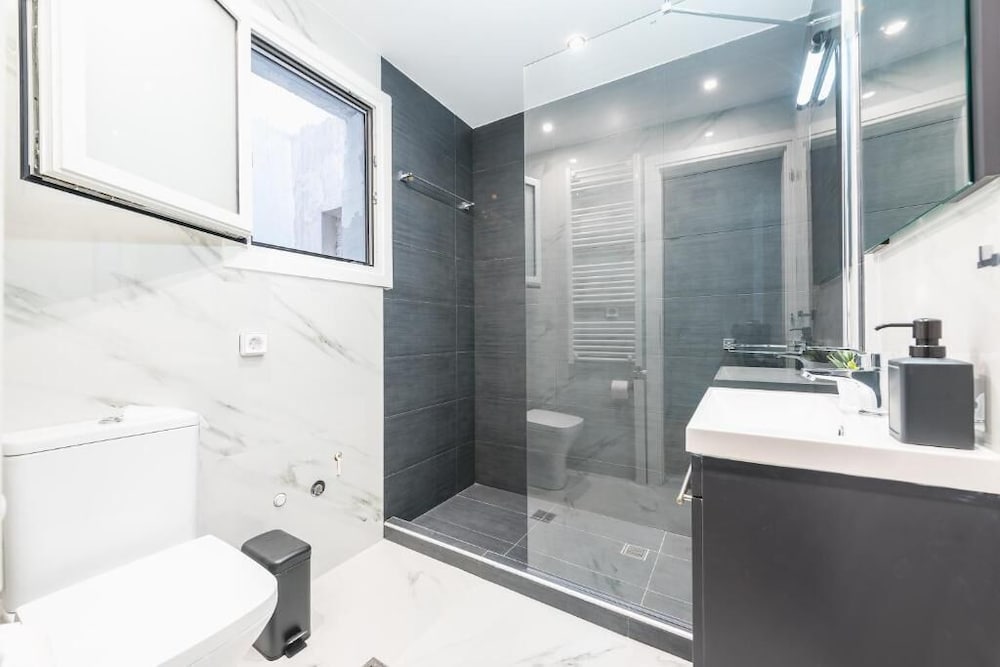 Athens Central Pangrati - Varnava Square Modern Apartment for 5